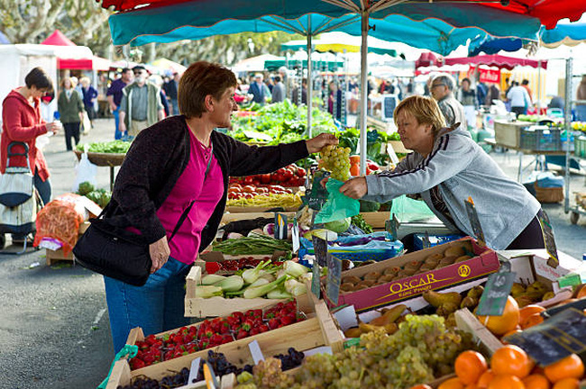 Người dân mua hàng tại một khu chợ ở Pháp. Ảnh Getty Images