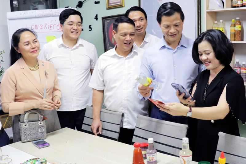 Phó Chủ tịch Thường trực UBND tỉnh Bắc Ninh Vương Quốc Tuấn (thứ 2 từ phải sang) thăm Công ty CP Thực phẩm Thơm Thực