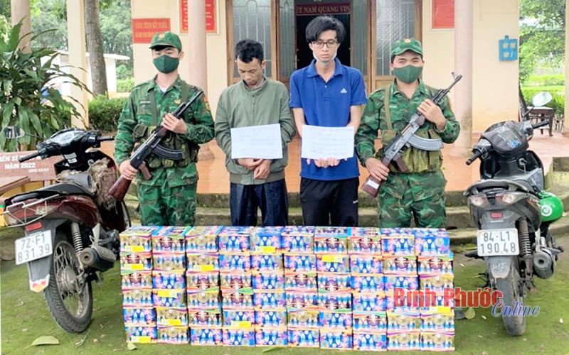 Hai đối tượng Hà Thái Linh và Nguyễn Tấn Thông cùng tang vật bị bắt giữ