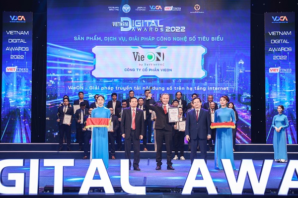 Đại diện VieON nhận giải thưởng Chuyển Đổi Số Việt Nam 2022