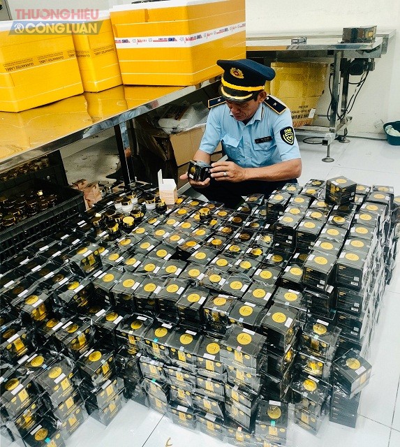 Lực lượng QLTT Bình Định đang kiểm tra cụ thể lô hàng mỹ phẩm.