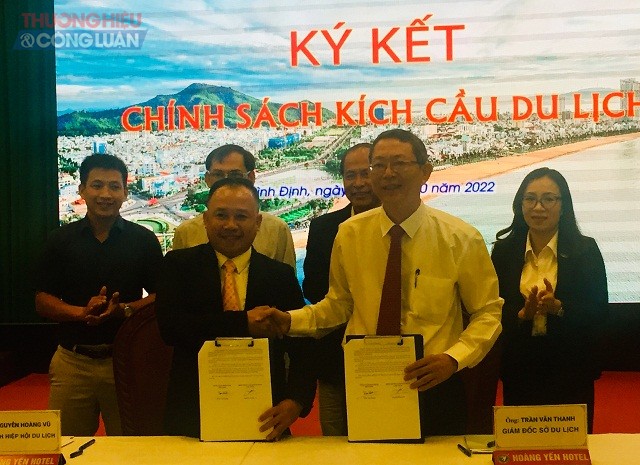 - Lễ Ký cam kết triển khai chính sách kích cầu du lịch giữa Hiệp hội Du lịch và Sở Du lịch Bình Định. - Lễ Ký cam kết triển khai chính sách kích cầu du lịch giữa Hiệp hội Du lịch và Sở Du lịch Bình Định.