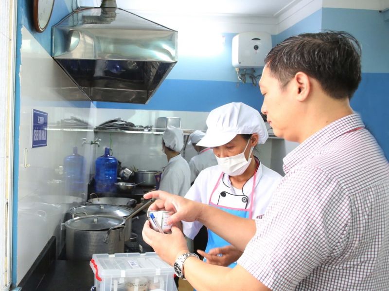 Đoàn kiểm tra liên ngành kiểm tra an toàn thực phẩm tại bếp ăn bán trú của một cơ sở Mầm non tư thục