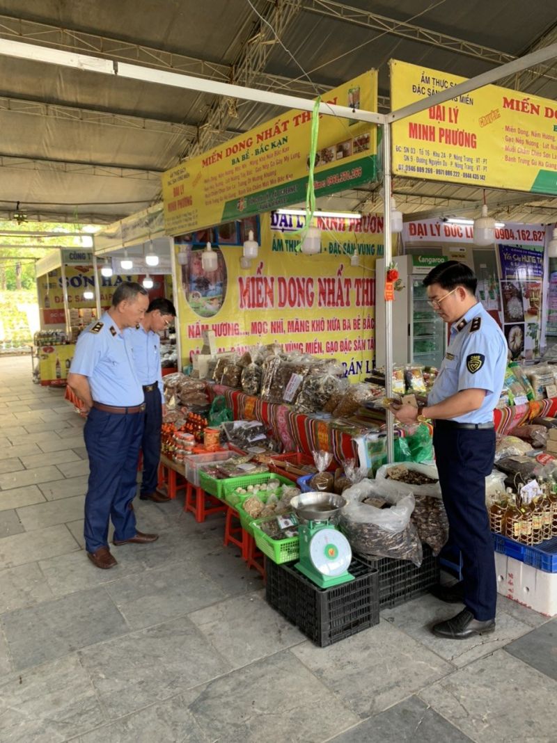 Quản lý thị trường Vĩnh Phúc tiến hành kiểm tra, giám sát hoạt động buôn bán kinh doanh của các hộ kinh doanh tại Hội chợ Công Thương năm 2022 tại Thành phố Vĩnh Yên