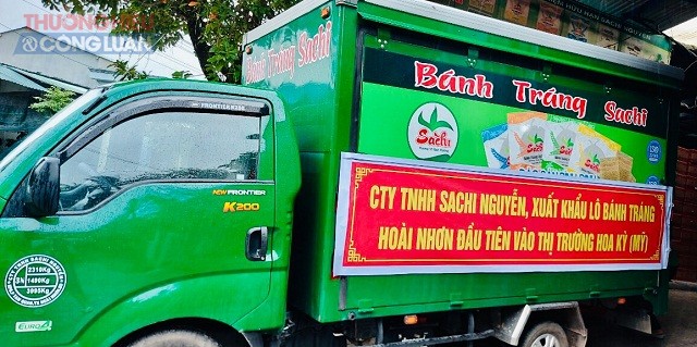 Xe ô tô vận chuyển lô hàng bánh tráng Sachi Nguyễn chuẩn bị lăn bánh vào TP.HCM để xuất khẩu sang Mỹ.