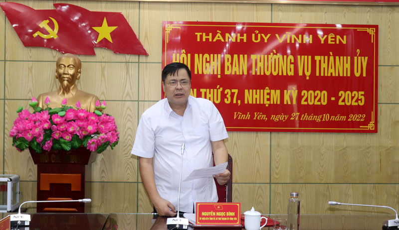 Đồng ch&iacute; Nguyễn Ngọc B&igrave;nh, Ủy vi&ecirc;n BTV Tỉnh ủy, B&iacute; thư Th&agrave;nh ủy ph&aacute;t biểu tại hội nghị