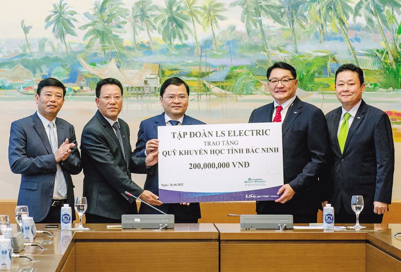Bí thư Tỉnh ủy Nguyễn Anh Tuấn và các đồng chí lãnh đạo tỉnh tiếp nhận kinh phí Tập đoàn LS Electric ủng hộ Quỹ Khuyến học tỉnh Bắc Ninh