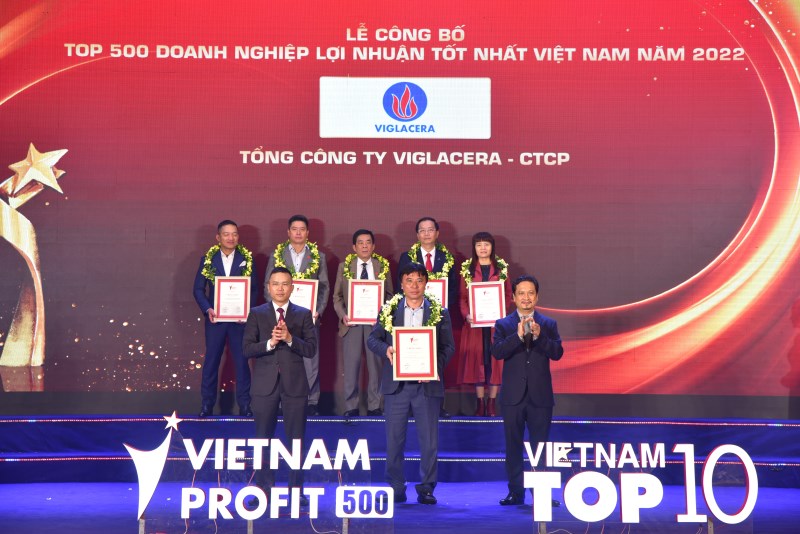 Ông Nguyễn Anh Tuấn - Phó Tổng giám đốc Tổng công ty Viglacera đại diện Tổng công ty Viglacera vinh dự nhận giải thưởng