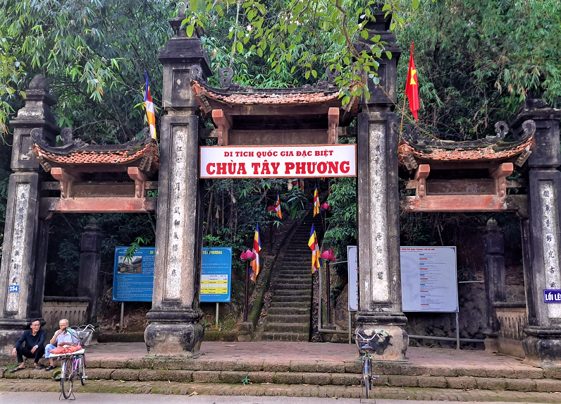 Di tích chùa Tây Phương được xếp hạng cấp Quốc gia, có 34 pho tượng thời Tây Sơn được Nhà nước công nhận là Bảo vật Quốc gia ( xã Thạch Xá, Thạch Thất, Hà Nội)
