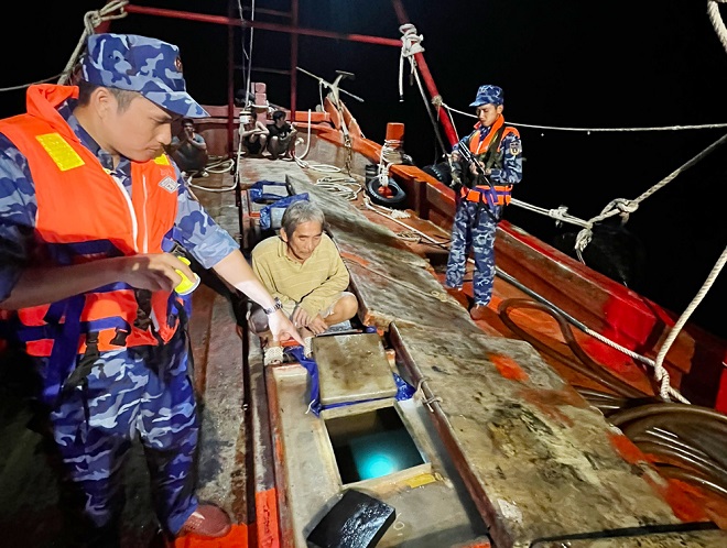 Lực lượng chức năng kiểm tra tàu cá chở hàng hóa có dấu hiệu vi phạm