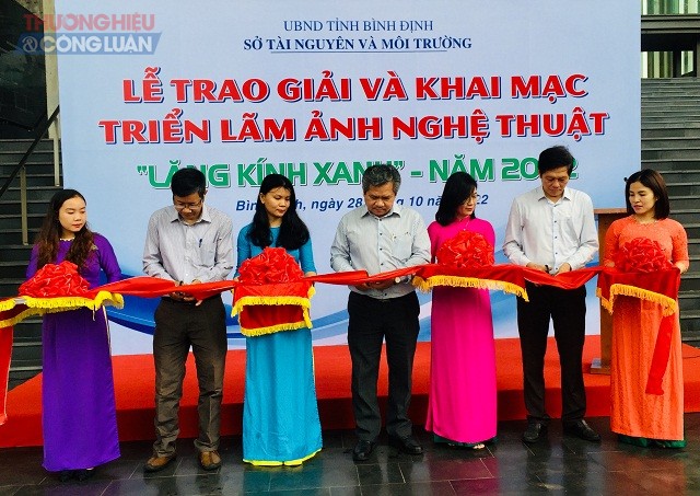 BTC thực hiện nghi thức cắt băng khai mạc Triển lãm ảnh nghệ thuật “Lăng kính xanh - năm 2022”.