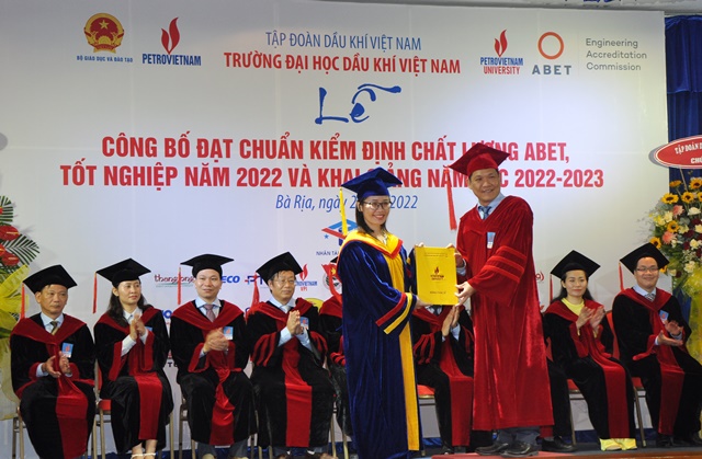 TS. Phan Minh Quốc Bình, Hiệu trưởng Trường Đại học Dầu khí Việt Nam trao bằng tốt nghiệp thạc sĩ, kỹ sư cho các học viên, sinh viên