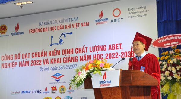 TS. Phan Minh Quốc Bình, Hiệu trưởng Trường Đại học Dầu khí Việt Nam phát biểu tại buổi lễ