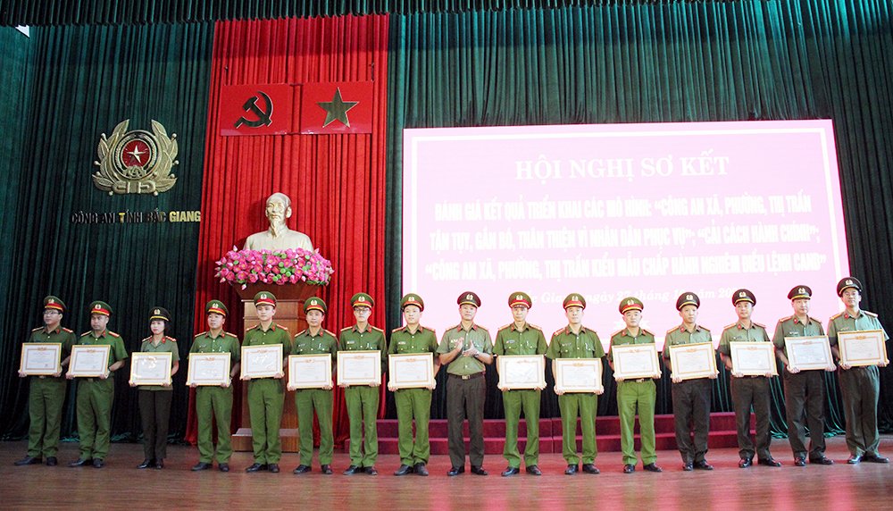 Đại tá Thân Văn Hải, Phó Giám đốc Công an tỉnh Bắc Giang trao Giấy khen của Giám đốc Công an tỉnh cho các cá nhân