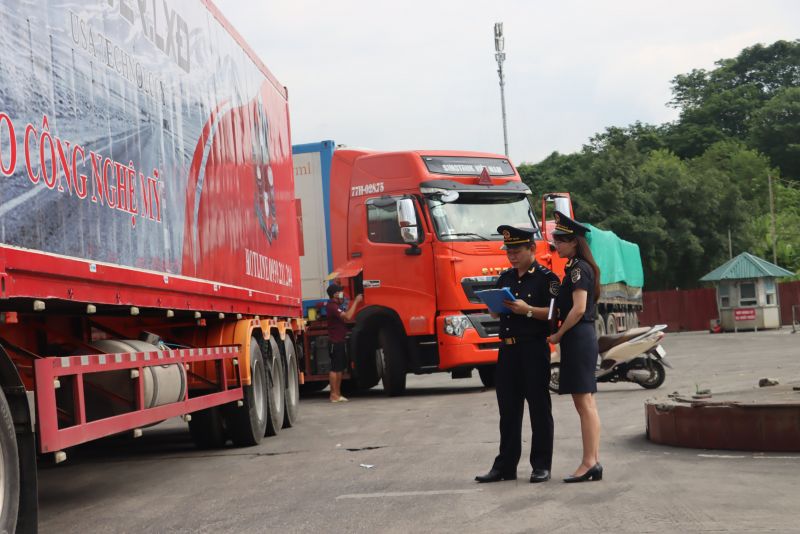Cán bộ hải quan kiểm tra hàng hóa tại Cửa khẩu quốc tế đường bộ số II Kim Thành