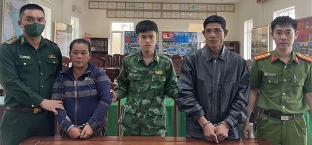 Đối tượng Hồ Tuấn và Lê Thị Chinh bị bắt giữ khi đang vận chuyển 112kg pháo.