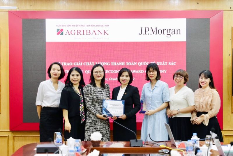 Bà Nguyễn Thị Thu Hà - Trưởng Ban Định chế tài chính thay mặt Agribank nhận giải thưởng từ Ngân hàng JP Morgan