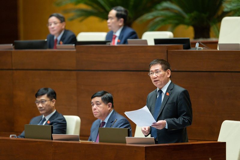 Bộ trưởng Bộ Tài chính Hồ Đức Phớc báo cáo, giải trình tại Kỳ họp thứ tư, Quốc hội khóa XV. Ảnh Quochoi.vn
