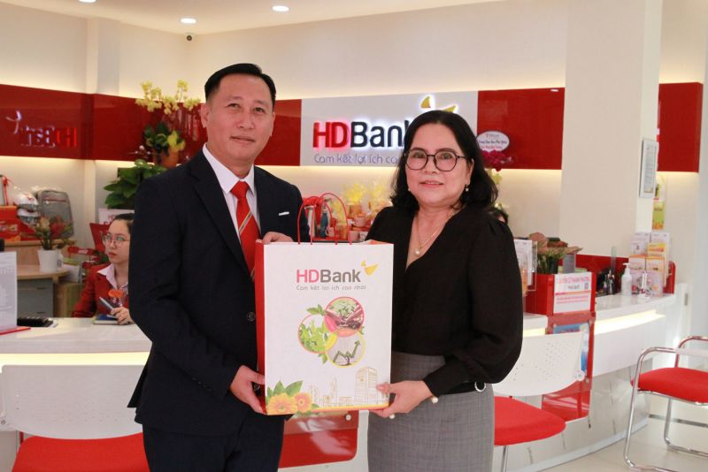 Các khách hàng đầu tiên đến giao dịch tại Chi nhánh Phú Quốc nhận quà từ HDBank trao tặng