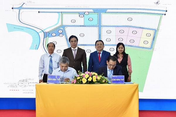 Ông Lê Huỳnh Phó- TGĐ Công ty CP NGK Sanest Khánh Hòa (bên trái) ký hợp đồng thuê đất.