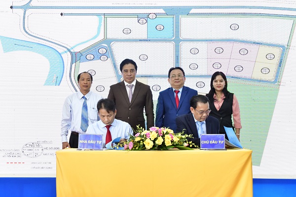 Ông Nguyễn Văn Lành- Giám đốc Công ty CP NGK Sana Khanh Hòa (bên trái) ký hợp đồng thuê đất