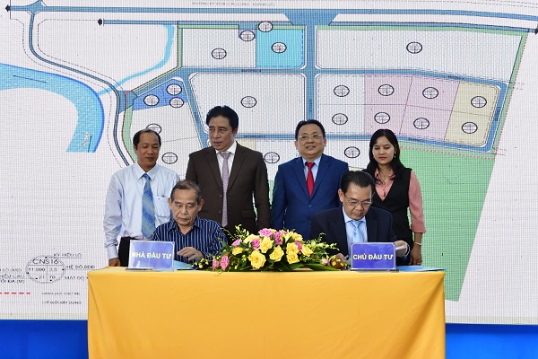Đại diện Công ty CP Viên nén Đông Dương (bên trái) ký hợp đồng thuê đất