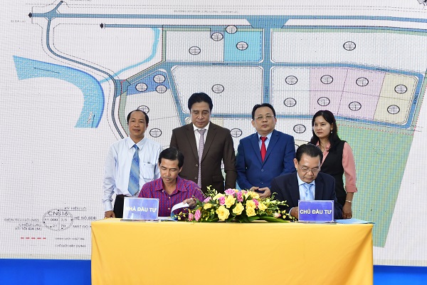 Đại diện Công ty TNHH An Phát Khánh Vĩnh (bên trái) ký hợp đồng thuê đất