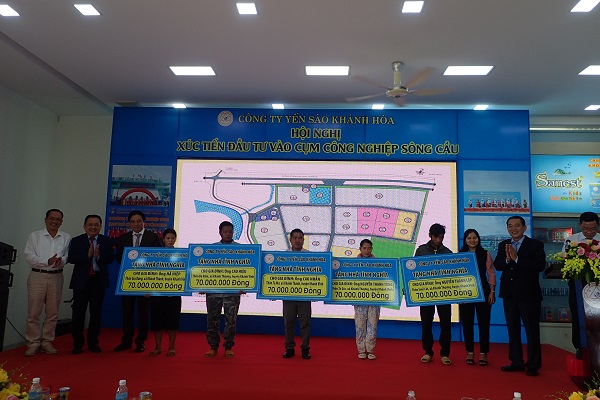 Công ty Yến sào Khánh Hòa trao tặng 7 căn nhà tình nghĩa cho 7 hộ gia đình đồng bào nghèo huyện Khánh Vĩnh
