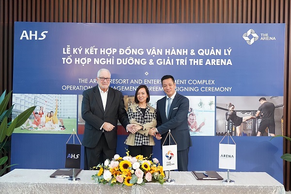Đại diện các bên tham gia ký kết hợp tác chúc mừng thành công và đánh dấu một giai đoạn phát triển mới của The Arena Cam Ranh.