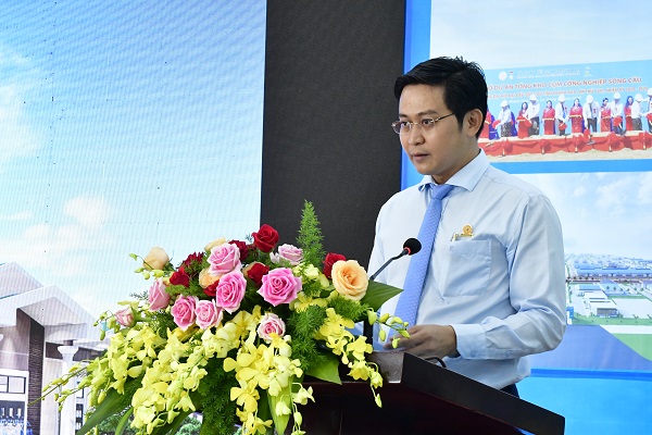 Ông Phạm Thanh Phong- Giám đốc BQL CCN Sông Cầu giới thiệu chính sách ưu đãi thu hút đầu tư vào CCN