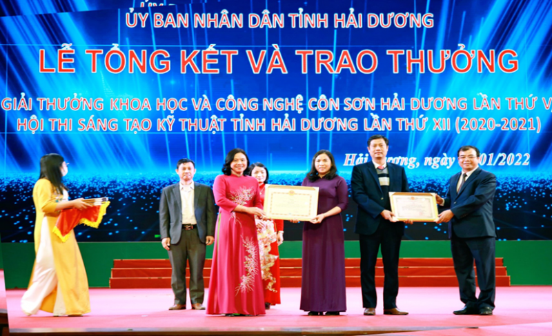 Đại diện Lãnh đạo HĐND, UBND tỉnh Hải Dương trao giải thưởng và bằng khen cho TS. Trần Bá Kiên và TS. Nguyễn Thị Đông
