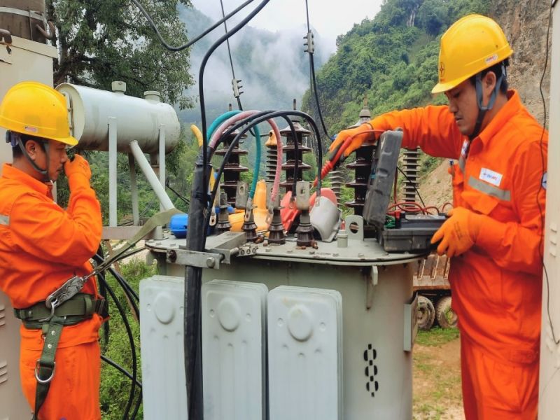 Công nhân đội Quản lý vận hành lưới điện cao thế Lai Châu thí nghiệm TBA khách hàng
