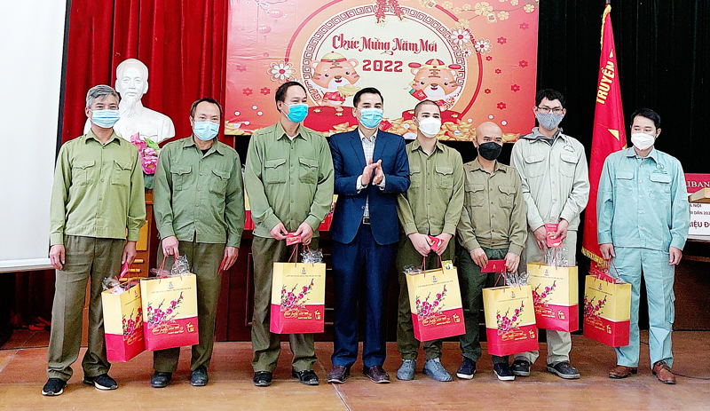 Liên đoàn Lao động thành phố Hà Nội tặng quà Tết cho người lao động năm 2022
