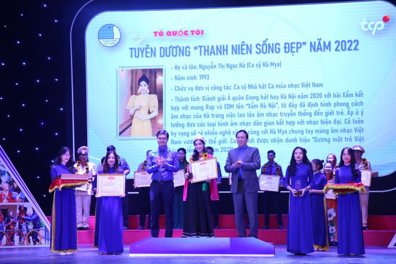 Nguyễn Thị Ngọc Hà vinh dự nhận giải thưởng Nguyễn Thị Ngọc Hà vinh dự nhận giải thưởng