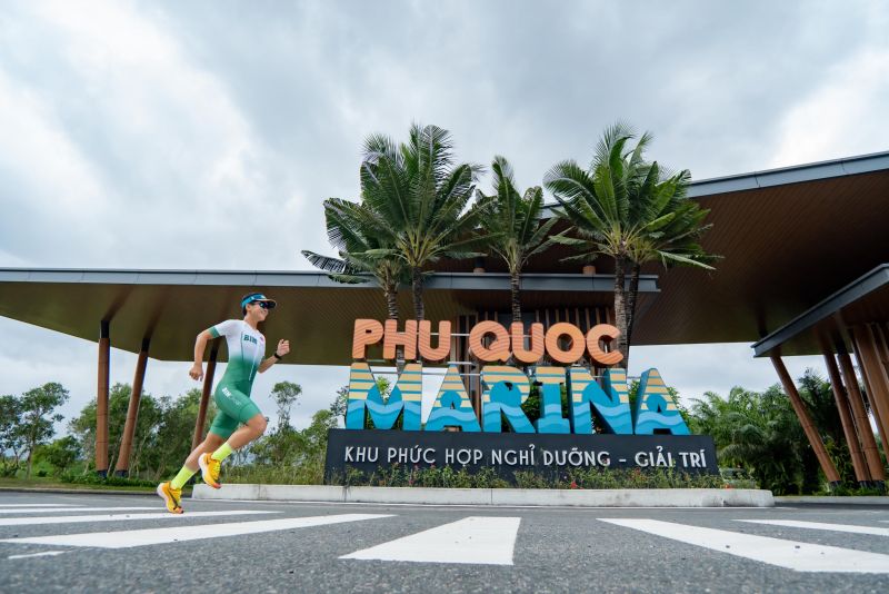 “Nữ hoàng triathlon” Việt – Lâm Túc Ngân đang thử đường chạy của Phu Quoc Marina. Cô đánh giá “Đây là cung đường để những người có kinh nghiệm lập kỷ lục mới”.