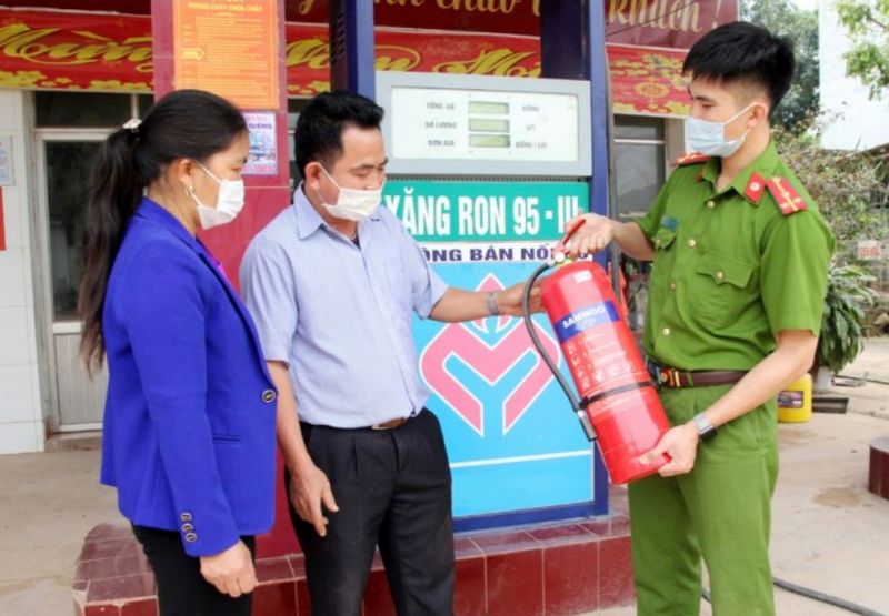 Cán bộ Phòng Cảnh sát PCCC và cứu hộ cứu nạn tỉnh Bắc Giang hướng dẫn người dân cách dùng bình cứu hỏa