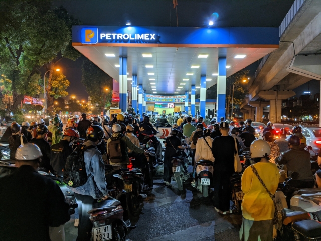 Theo thông tin cung cấp, tình trạng thiếu xăng ở Hà Nội là do lượng dự trữ không đủ, xe bồn chở xăng hư hỏng hoặc chưa tới giờ được vào nội đô cấp hàng. Ảnh minh họa.