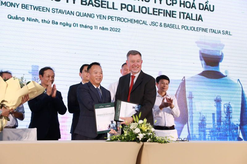 Lễ ký kết chuyển giao bản quyền công nghệ giữa Công ty CP Hoá dầu Stavian Quảng Yên và Công ty Basell Poliolefine Italia (Ý)
