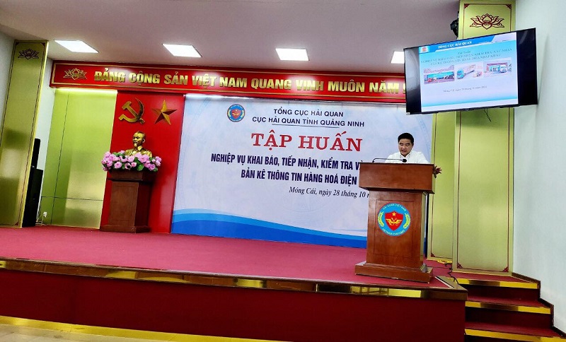 Ông Nguyễn Vũ Thân - Phó Trưởng phòng Cục Giám sát quản lý về Hải quan giới thiệu về cơ sở pháp lý thực hiện việc Khai báo Bản kê thông tin hàng hoá nhập khẩu