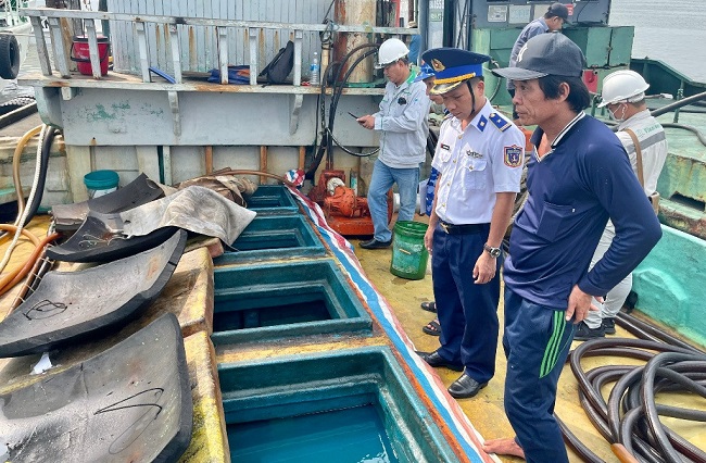 Lực lượng Cảnh sát biển phát hiện Bắt tàu chở 65.000 lít dầu không rõ nguồn gốc