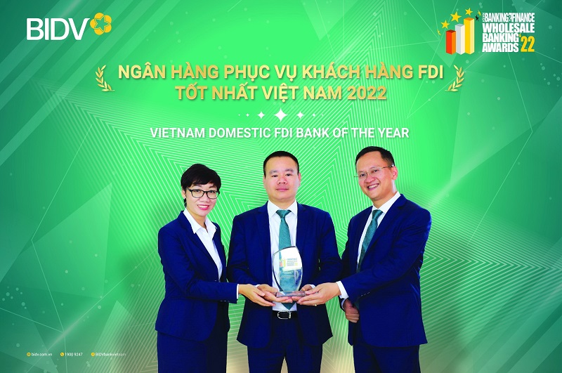 Đại diện BIDV nhận Giải thưởng Ngân hàng phục vụ khách hàng FDI tốt nhất Việt Nam năm 2022