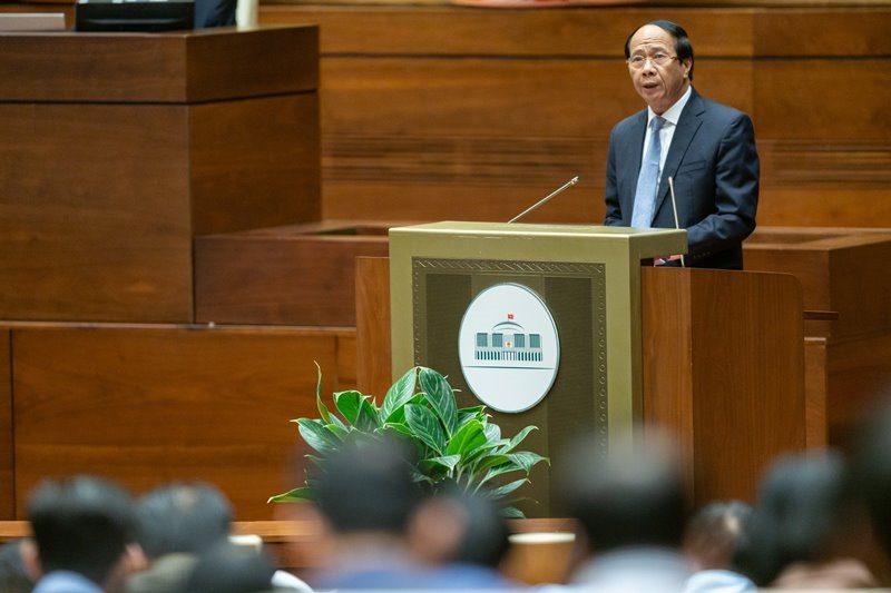 Phó Thủ tướng Lê Văn Thành trình bày Tờ trình Luật Đất đai sửa đổi tại hội trường. Ảnh Quochoi.vn
