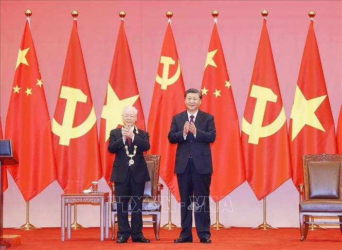 Tổng Bí thư, Chủ tịch Trung Quốc Tập Cận Bình trao Huân chương Hữu nghị tặng Tổng Bí thư Nguyễn Phú Trọng. Ảnh Trí Dũng/TTXVN