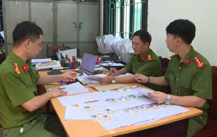 Khởi tố nhóm đối tượng lừa bán giấy phép lái xe giả