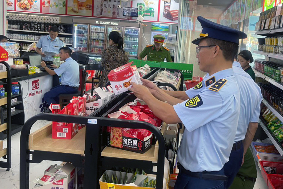 Lực lượng Quản lý thị trường tỉnh Bắc Ninh kiểm tra hàng hóa tại siêu thị