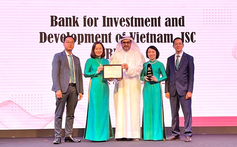 Đại diện BIDV nhận giải thưởng Ngân hàng quản lý rủi ro sáng tạo nhất Việt Nam 2022