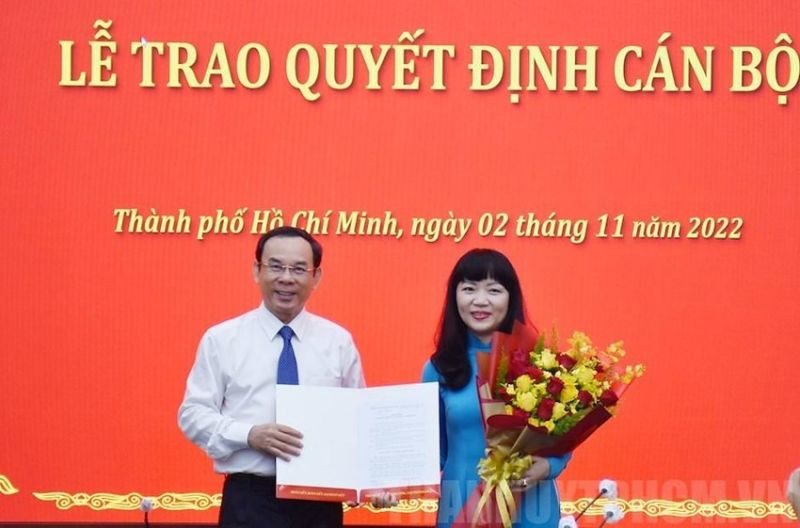 Bí thư Thành ủy TP.HCM Nguyễn Văn Nên trao quyết định cho bà Phạm Thị Hồng Hà. Ảnh: Web Thành ủy TP.HCM.