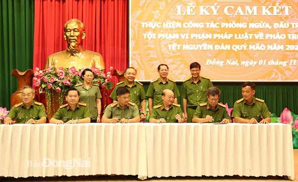 Đại tá Lê Quang Nhân, Phó giám đốc Công an tỉnh chứng kiến lễ ký cam kết giữa công an các huyện và thành phố