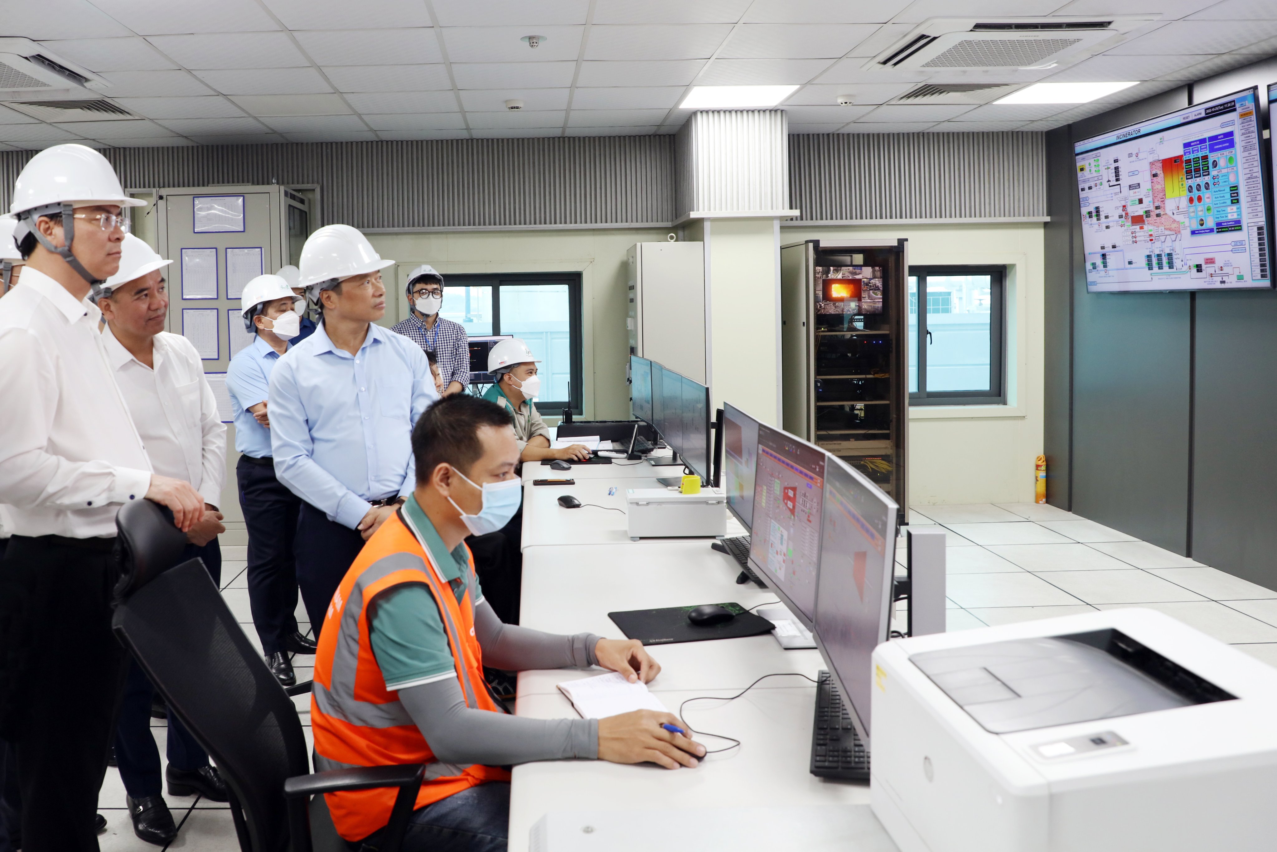 Phó Chủ tịch UBND tỉnh Bắc Ninh Đào Quang Khải kiểm tra việc vận hành thử nghiệm Nhà máy do Công ty Cổ phần Môi trường Ngôi Sao Xanh làm chủ đầu tư