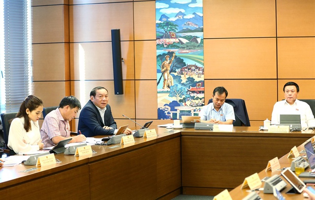 Bộ trưởng Nguyễn Văn Hùng phát biểu tại phiên thảo luận.